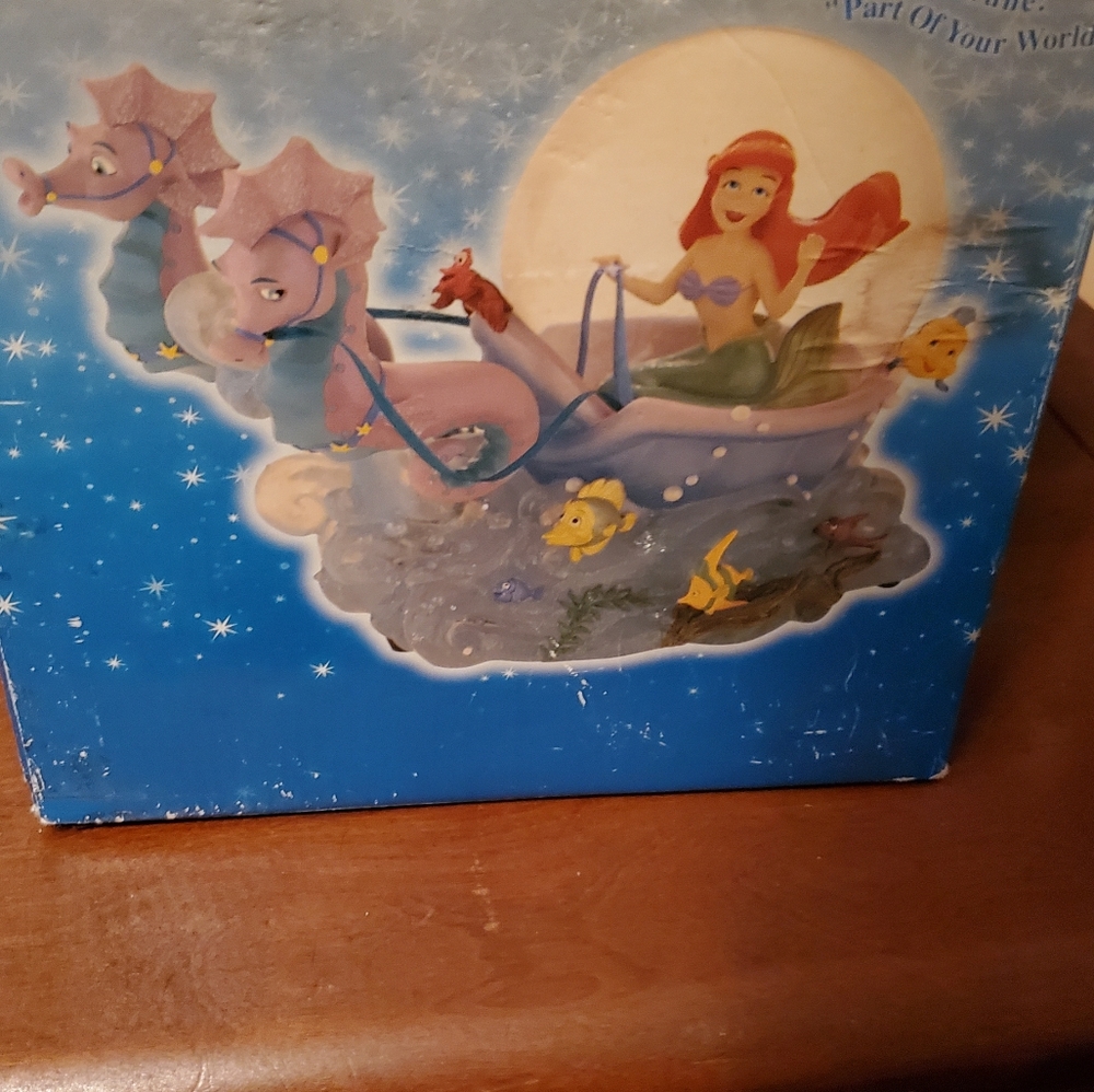 Little mermaid seahorse musical snow globe
